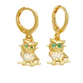 Boucles d'oreilles créoles hibou dorées avec yeux en gemme verte et pavé de cristaux - Style Chouette Yeux Verts / Or
