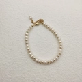 Bracciale artigianale di perle naturali bianche con chiusura a moschettone dorata fine - Stile Perla Tonda Piatta 4mm