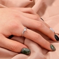 Eleganter verstellbarer Silbersternring mit Zirkonia-Stein auf Seidenhintergrund am Finger - SE690 Hexagramm-Sternring