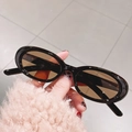 Chique zwarte ovale zonnebril met kruisster pootjes en bruine glazen voor dames - Zwart Frame Thee Lenzen