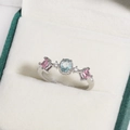 Minimalist silver ring featuring light blue oval zircon and pink rectangular accents - Light Blue Oval Main Stone Contrast Color Style (白金色23)