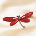 Eleganter Libellen-Anstecker mit roten Kristallflügeln auf Champagner-Satinstoff - Tiefes Rosenrot