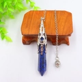 Detail van lapis lazuli kristallen pendel ketting op een houten displaystandaard - Trompetbloem Zeshoekige Kolom / Lapis Lazuli