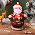 Detail der Weihnachts-Kordelzugtasche auf Holzsockel mit festlicher Feiertagsdeko - Weihnachtsmann