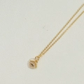 Dettaglio della collana occhio del male dorata con pietra nera e zirconi lucidi - Rosa