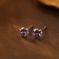Minimalistische violette Kristall-Ohrstecker mit Rundschliff und Silber-Vierklauen - Februar Amethyst / 3mm