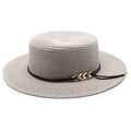 Chapeau de paille gris clair à sommet plat avec cordon noir et chaîne dorée - M (56-58cm) / Gris