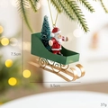 Nordischer Weihnachtsschmuck mit Weihnachtsmann im grünen Schlitten am Tannenbaum - Weihnachtsmann Eisenschlitten