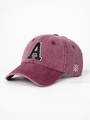 Dettaglio laterale del cappellino vintage bordeaux in cotone lavato con ricamo lettera A - Borgogna