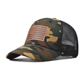 Detalle de gorra trucker de camuflaje con parche de bandera de EE.UU. y malla - Camouflage