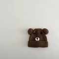Texture détaillée d'un bonnet d'hiver marron en tricot avec oreilles d'ours et broderie - 2-5 Ans / Marron