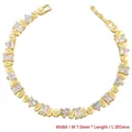 Détail d'un bracelet doré de 7mm de large avec cristaux en forme de cœur et poire - Bracelet / Doré