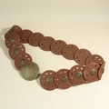 Detalle de cinturón de cuero marrón vintage con anillos metálicos y hebilla de textura martillada - Camello Bronce / 100cm