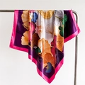 Detail van een zijdezachte satijnen sjaal met kleurrijke ginkgo-print aan een hanger - 90x90cm / Paars