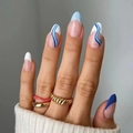 Französische Kunstnägel zum Aufkleben in Blau und Weiß mit goldenen Ringen - Blau Weiß Welle Französischer Stil (JP1938)