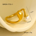 Detalle de anillo dorado con perla y dimensiones de 0,59 cm y 1,33 cm pieza - Talla única / Dorado (NMSR-F755-1)