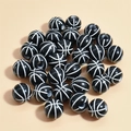 50 Stück 10-12mm schwarze Basketball-Acrylperlen mit Mittelloch für DIY-Schmuckherstellung - 12mm Basketball Schwarzer Hintergrund Weiße Linie