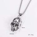 Detailansicht des Totenkopfanhängers mit Maßen 44mm Höhe und 23,5mm Breite - Sterne Schädel Stil (4) / Mit 0,3*60cm Kette