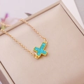 Elegante collana a catena dorata con pendente a croce turchese in una scatola regalo - Blu