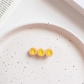 Détail de la pince à cheveux créative avec trois œufs au plat sur assiette rose - Triple Œufs au Plat