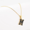Collar minimalista de acero inoxidable con colgante letra M dorada y esmalte negro - Letra M Dorada