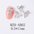 Détail macro du bijou d'ongle nœud avec strass cœur et dimensions 9,5x11mm - Nœud Blanc Transparent Base Argentée (AB62)