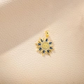 Détail du pendentif soleil doré avec œil bleu central et strass brillants sur le bord - Soleil Mauvais Œil (Pendentif Uniquement (Sans Chaîne)) / Doré