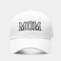 Detalle del bordado MOM en una gorra de algodón blanco con visera curvada - Contorno MOM / Blanco