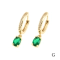 Vista dettagliata di orecchini a cerchio placcati oro 18K con ciondolo a goccia verde smeraldo - Verde Ovale