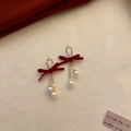 Detalle de pendientes de lazo de terciopelo rojo con cadenas de cristal y perlas redondas - 3# Aguja de Plata - Lazo Rojo
