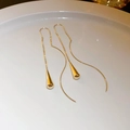 Pendientes minimalistas de hilo dorado con gota de agua y cadena larga de metal pulido - Pendiente de Hilo con Borla de Gota de Agua / Dorado