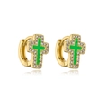 Detail van 18K vergulde huggie-oorringen met groen emaille kruis en fonkelende zirkonia - Goud Groen Kruis