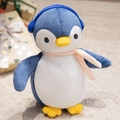 Dettaglio di un simpatico pinguino di peluche con sciarpa rosa e paraorecchie blu - Pinguino Blu