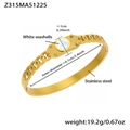 Vista dettagliata del bracciale d'oro in acciaio con conchiglie bianche e intagli a catena - Bracciale Rotondo in Conchiglia Bianca Oro (Z315)