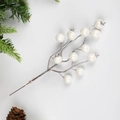 Kunstmatige witte bessen tak voor kerstdecoratie met zilveren steel op witte ondergrond - Stijl 2