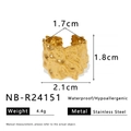 Makro-Detail des goldenen Edelstahlrings mit Hammerschlag-Textur und Abmessungen - Einstellbar Offen / Gold Unregelmäßiger Lava-Textur-Stil (NB-R24151)