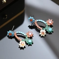 Boucles d'oreilles fleurs en zircon coloré et argent S925 sur fond miroir noir - Tige en argent 925 / Or 18K Multicolore