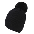 Détail du bonnet d'hiver noir en maille torsadée avec grand pompon en fausse fourrure - Noir