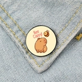 Nahaufnahme einer niedlichen Capybara und Biene Metallnadel auf blauem Denim-Stoff - Biene Wasserschwein