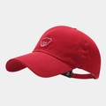 Dettaglio del cappellino sportivo rosso con ricamo a orso e cuciture di alta qualità - Regolabile / Borgogna