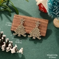 Vue détaillée des boucles d'oreilles sapin de Noël avec strass verts et dimensions - Sapin de Noël Doré Avec Strass Verts