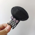 Schwarzes Haarkissen-Tool mit lila Strassblumen für mehr Volumen und Styling - Lila Strass Einsteckkamm Pad