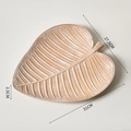 Blattförmiges Serviertablett mit Holzstruktur in Weiß gewaschen, Maße 31x27,5cm - Blattplatte Weiß Gekalkt