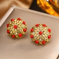 Détail macro de boucles d'oreilles vintage en or 18K avec perles rouges et petits zircons - Turquoise Rouge Ajouré Vintage Or (E-226)