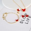 Detailansicht des roten Schmetterling-Schmucksets mit Halskette, Armband und Ohrringen - Roter Schmetterling Set