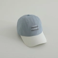 Dettaglio del ricamo LUCKY WHATEVER sul cappellino da baseball in cotone blu e beige - 54cm (3-8 anni) / Azzurro