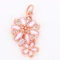 Pendentif marguerite en émail rose et blanc doré rose avec accents de zircone - Style J / Or rose