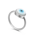 Minimalistischer Silberring mit blau-weißem Evil-Eye-Charm auf weißem Hintergrund - US 6 / Stahlfarbe