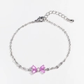 Dettaglio del bracciale a catena argento con ciondolo a farfalla rosa e chiusura regolabile - Oro Bianco