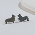 Dettaglio macro di graziosi orecchini a lobo a bassotto in acciaio nero opaco - Corgi / Nero
